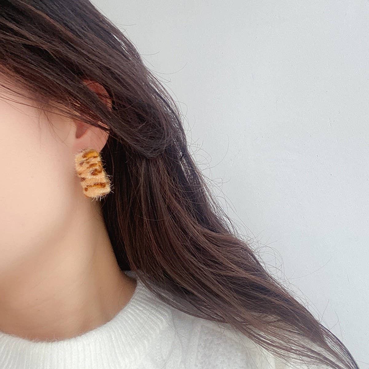 HONG KONG STYLE SHORT VELVET C HOOP EARRINGS_CWAJE2193