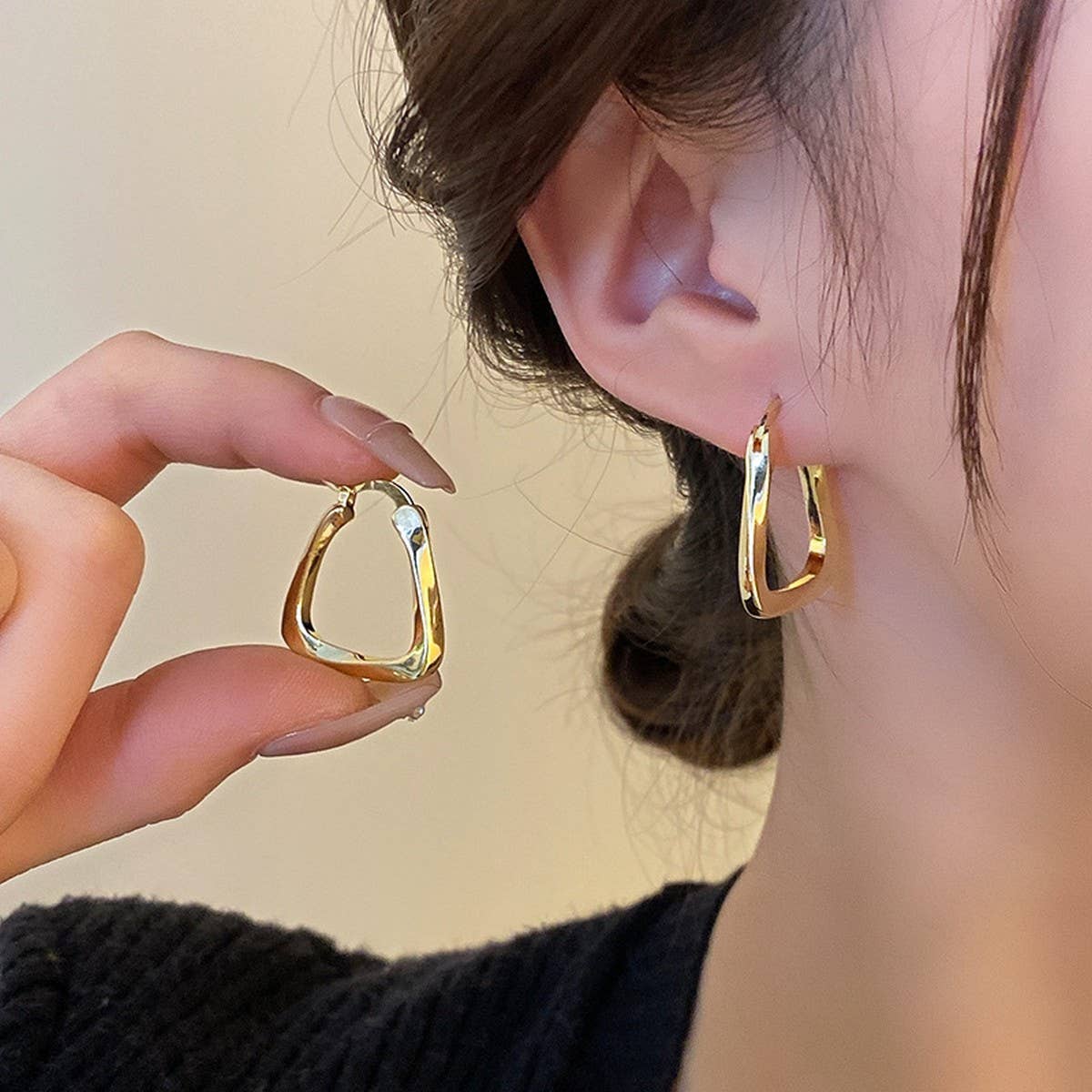 THREADED U SHAPED SIMPLE AND FASHIONABLE EARRINGS_CWAJE2455