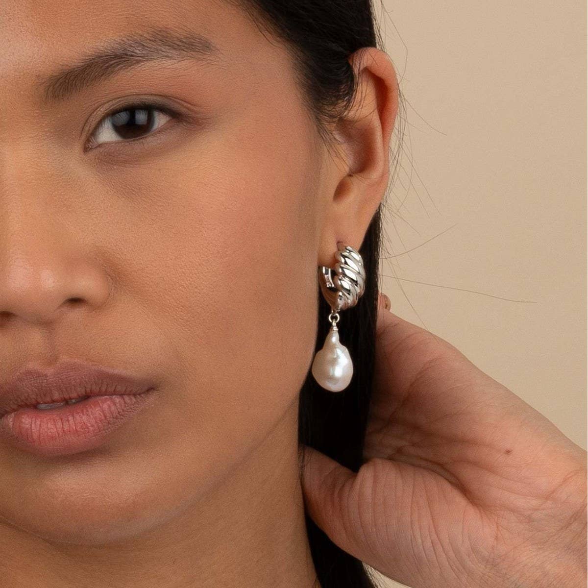 MINIMALIST IRREGULAR PEARL EARRINGS 18K GOLD STEEL_CWAJE5024