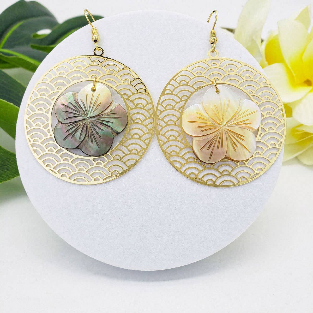 EXQUISITE NATURAL SHELL HOLLOW WREATH EARRINGS_CWMM4258