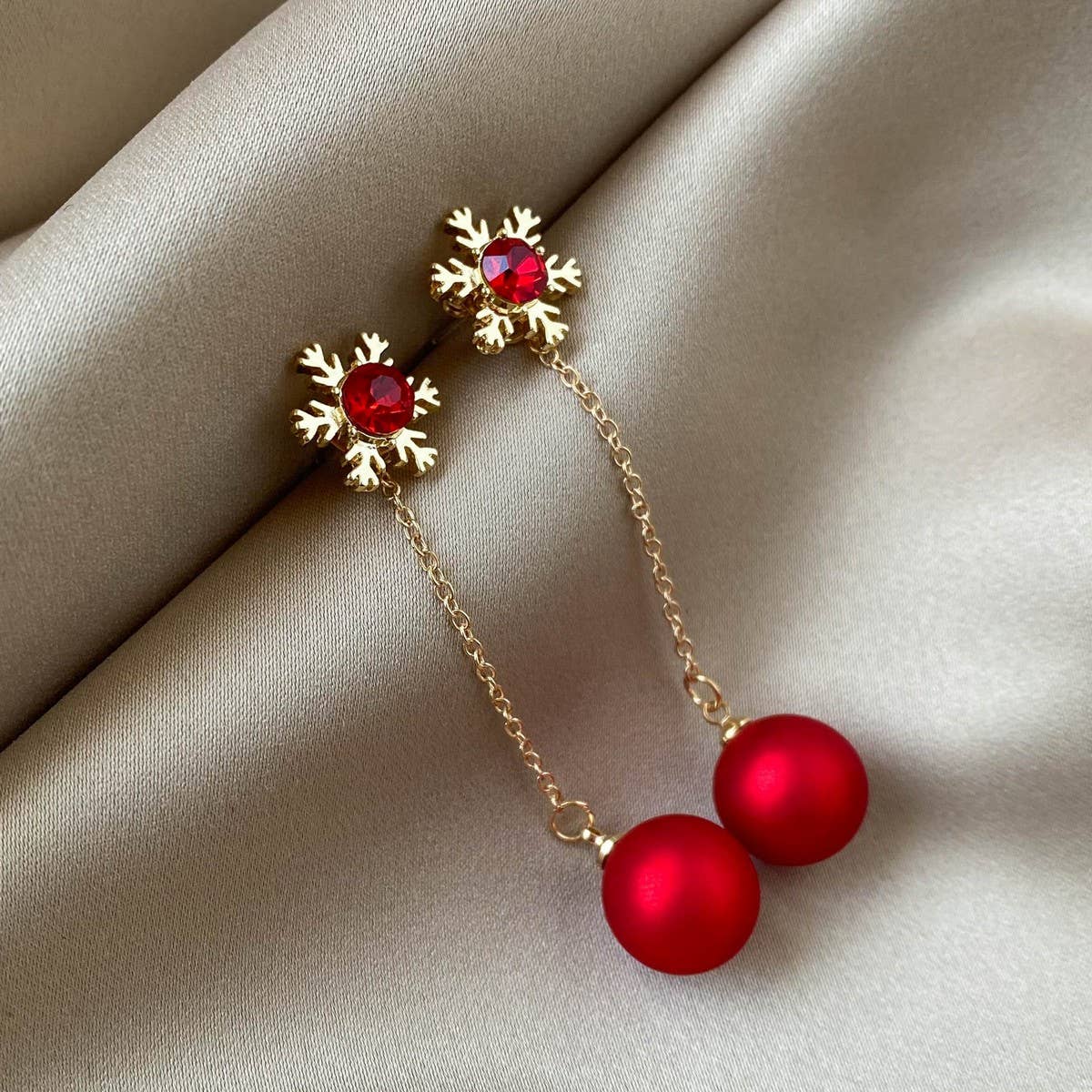 CHRISTMAS SNOWFLAKE RED PEARL EARRINGS_CWAJE1838
