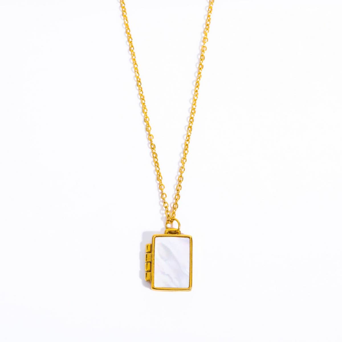 SIMPLE GEOMETRIC MAGNETIC CLOSURE NECKLACE_CWMM5671