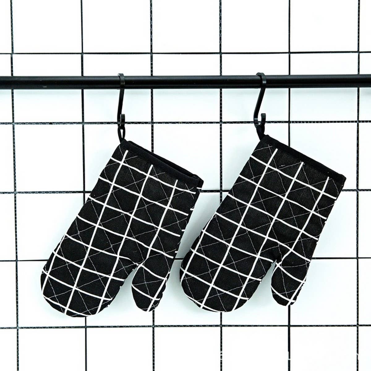 A PAIR OF HEAT RESISTANT BAKING GLOVES_CWMM1452