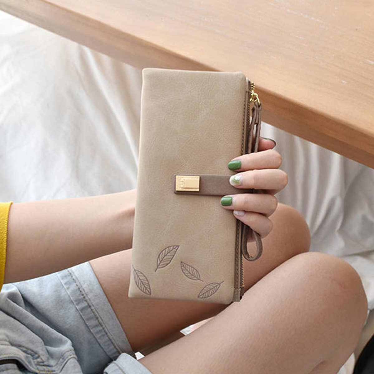 Minimalist Two-Fold Wallet With Hand Strap_Cwab06226