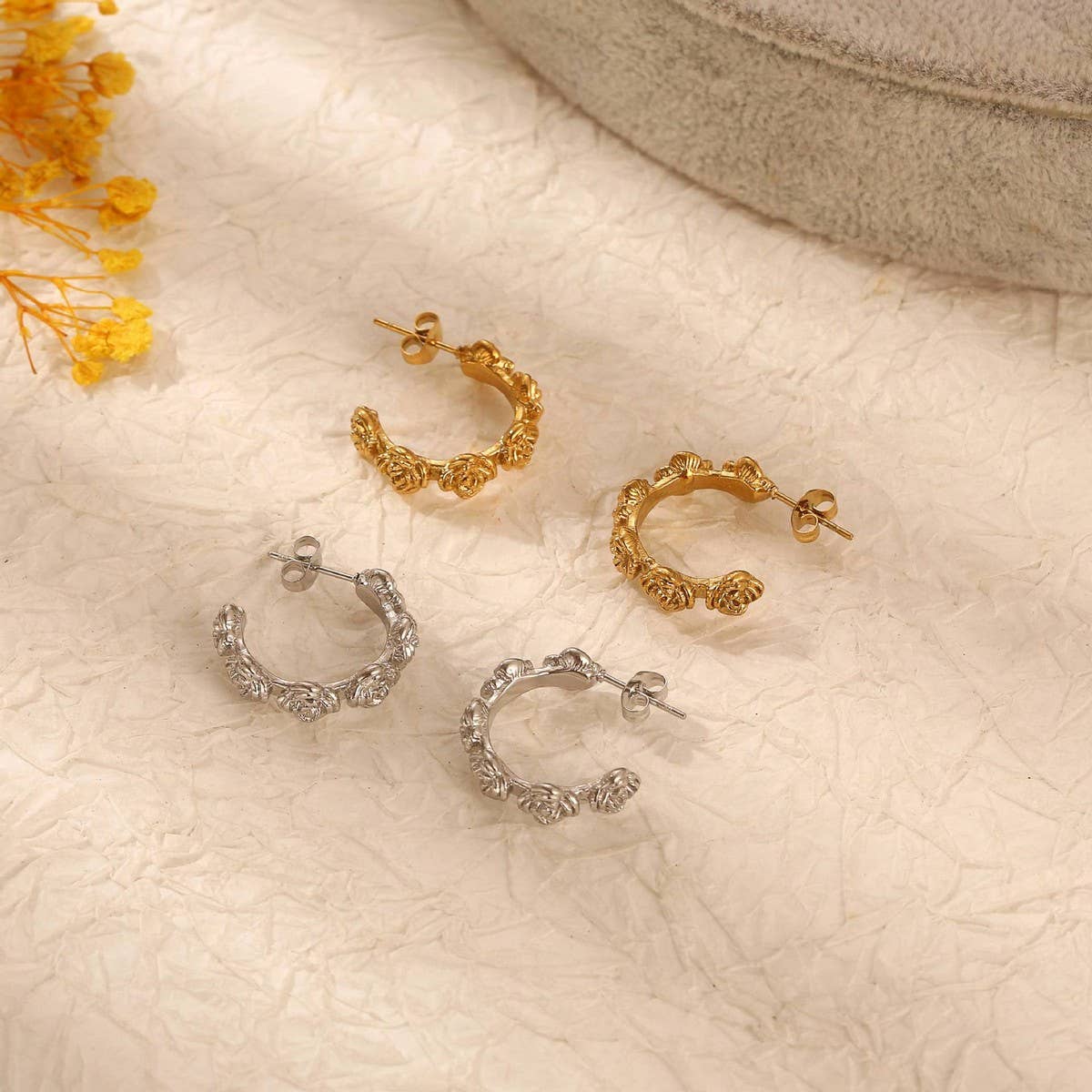 18K GOLD PLATED ROSE SHAPED HOOP EARRINGS_CWAJE0564