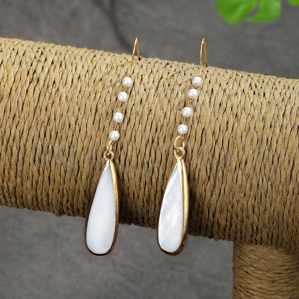 FASHIONABLE TEARDROP SHAPED SHELL METAL EARRINGS_CWMM4336