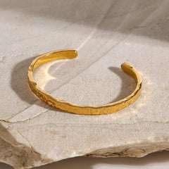 18K GOLD HAMMERED OPEN BANGLE VERSATILE STYLE_CWAJE4682