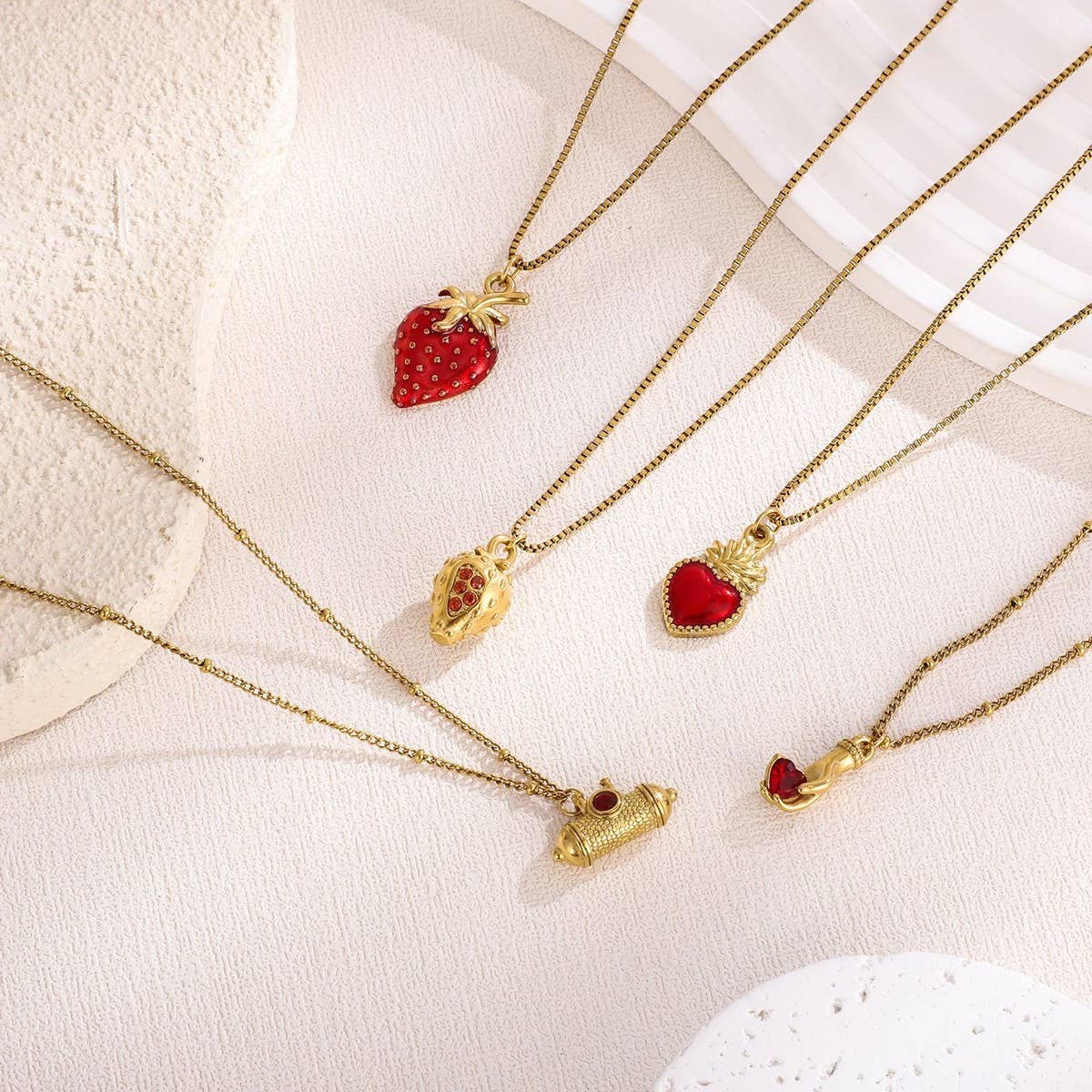 ENAMEL HEART NECKLACE WITH STRAWBERRY CHARM_CWMM8869