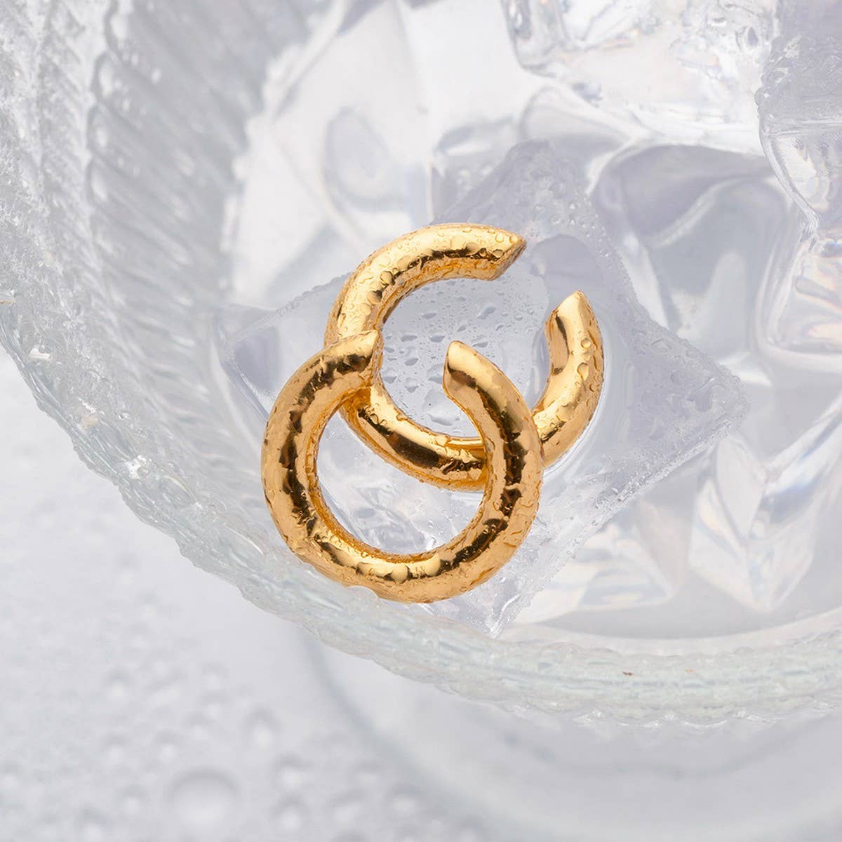 FASHIONABLE AND ELEGANT GOLD SIMPLE EARRINGS_CWASC1646