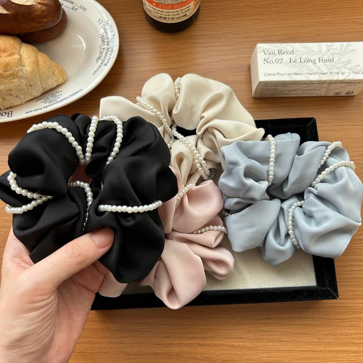 TEMPERAMENT PEARL VERSATILE HAIR SCRUNCHIES_CWAHA2821