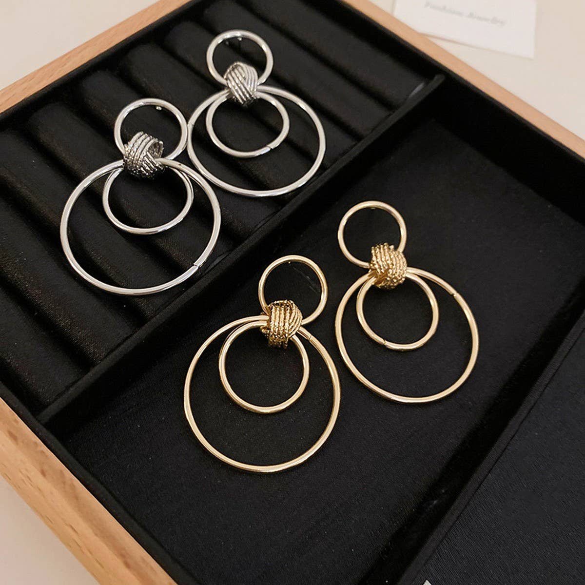 MINIMALIST GLOSSY CIRCULAR COMMUTING EARRINGS_CWAJE2049