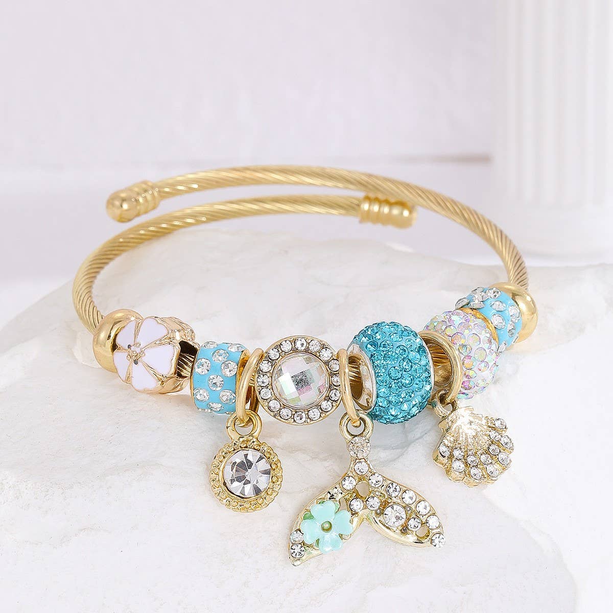 GOLD BRACELET WITH TREE HEART TAIL CHARMS_CWMM8620