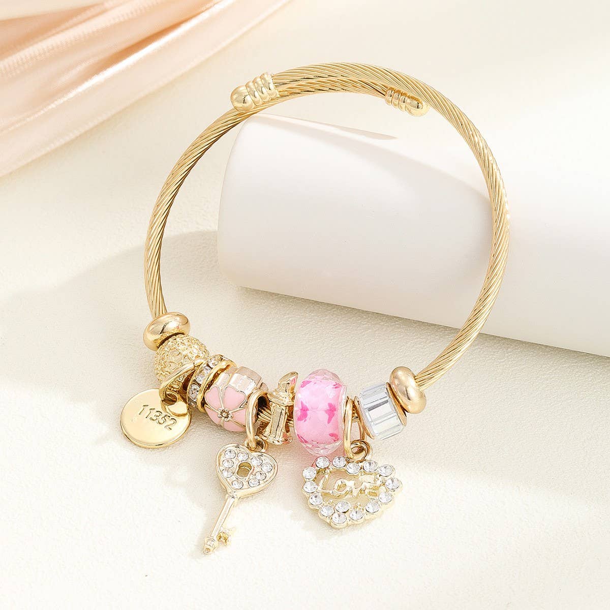 Trendy Gold Heart Charm Bracelet For Women_Cwmm8621