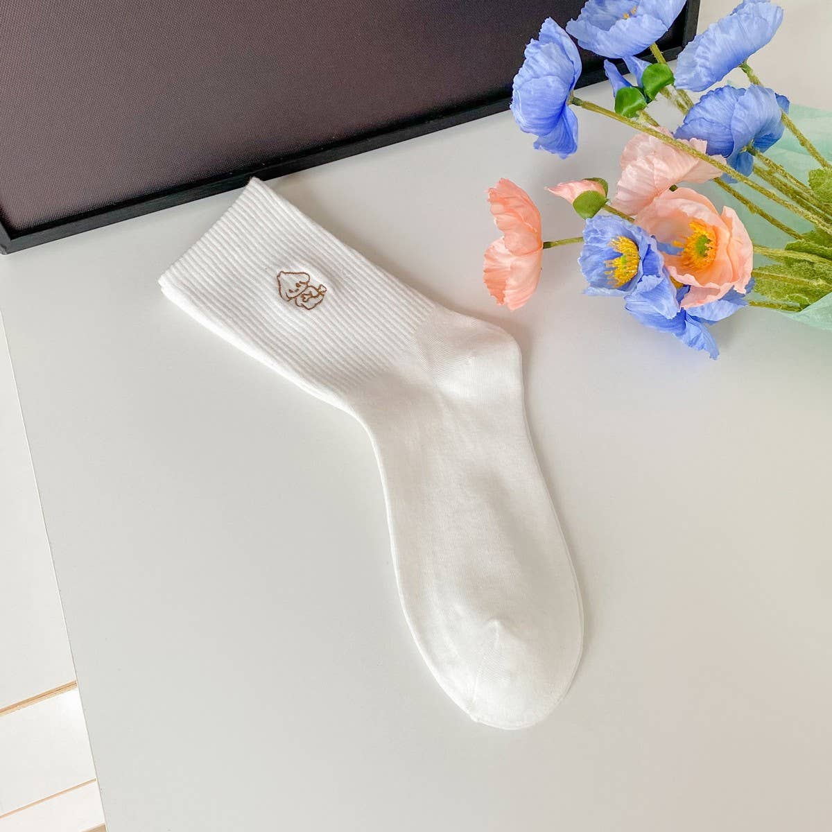 White New Embroidered Simple Middle Socks_Cwms0910