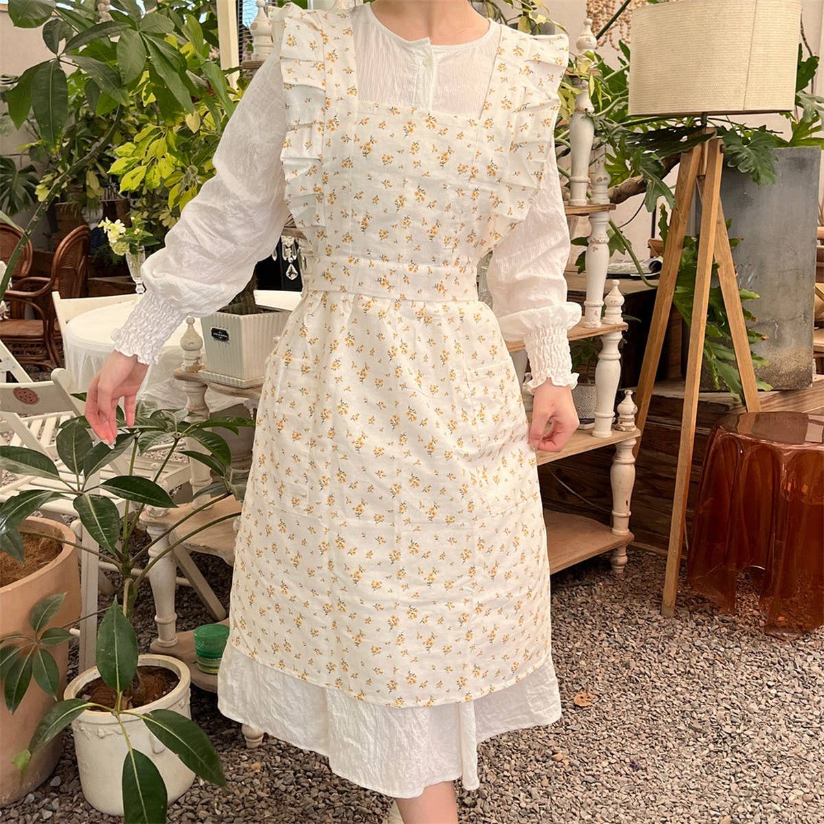 LINES COTTON AND LINEN PRINTED RUFFLED FLORAL APRON_CWMM5816