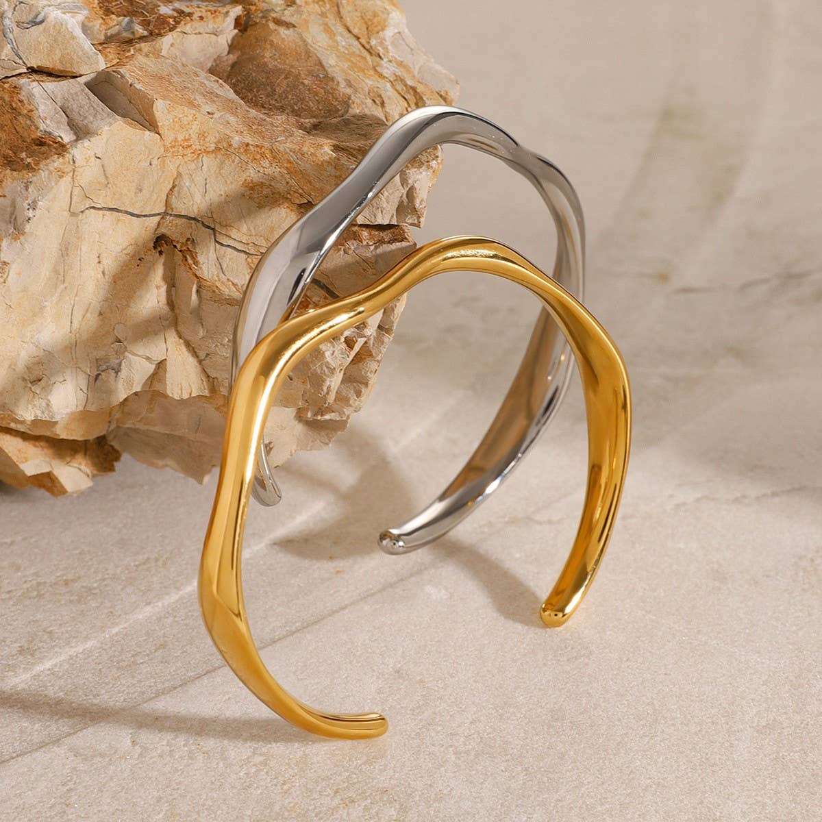 18K GOLD WAVY OPEN CUFF IN STAINLESS STEEL_CWAJE4647