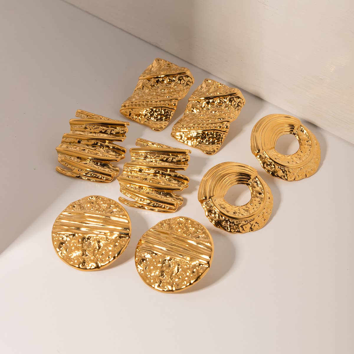 GOLD HAMMERED IRREGULAR EARRINGS_CWAHA0897