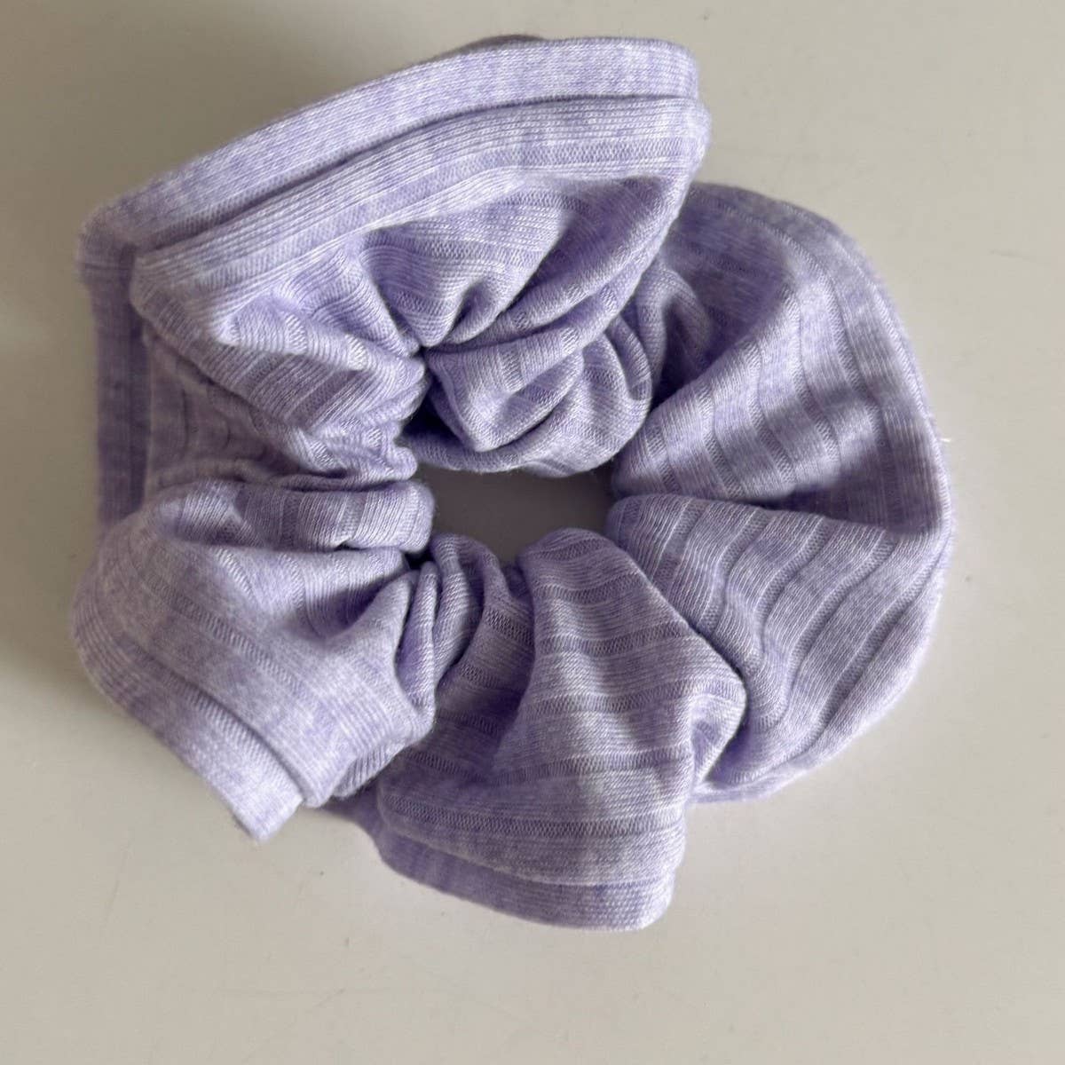 CREAMY SPORTY STRIPE SCRUNCHIE HAIR TIE_CWAHA5521