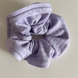 CREAMY SPORTY STRIPE SCRUNCHIE HAIR TIE_CWAHA5521