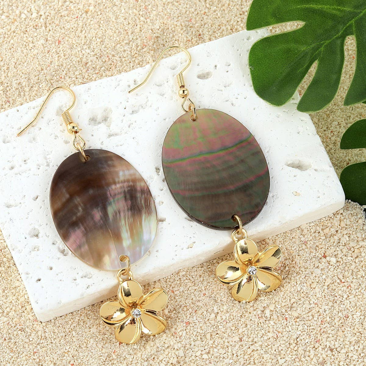 MINIMALIST NATURAL BLACK SHELL OVAL EARRINGS_CWMM4365