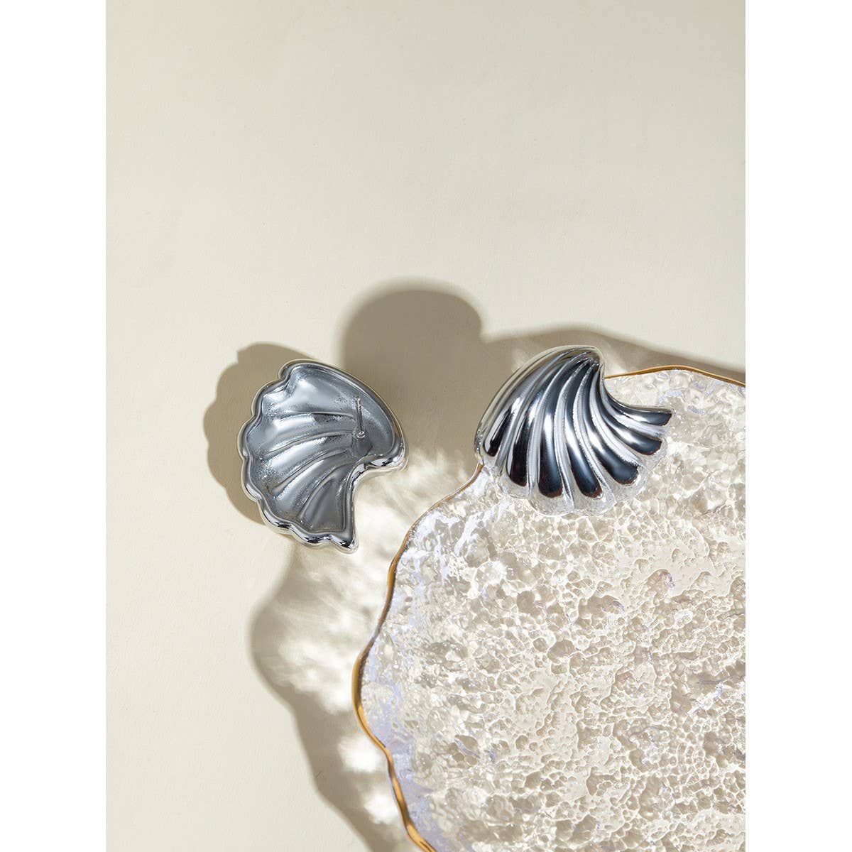 FASHIONABLE GEOMETRIC STRIPED WAVE SHELL EARRINGS_CWAJE1801