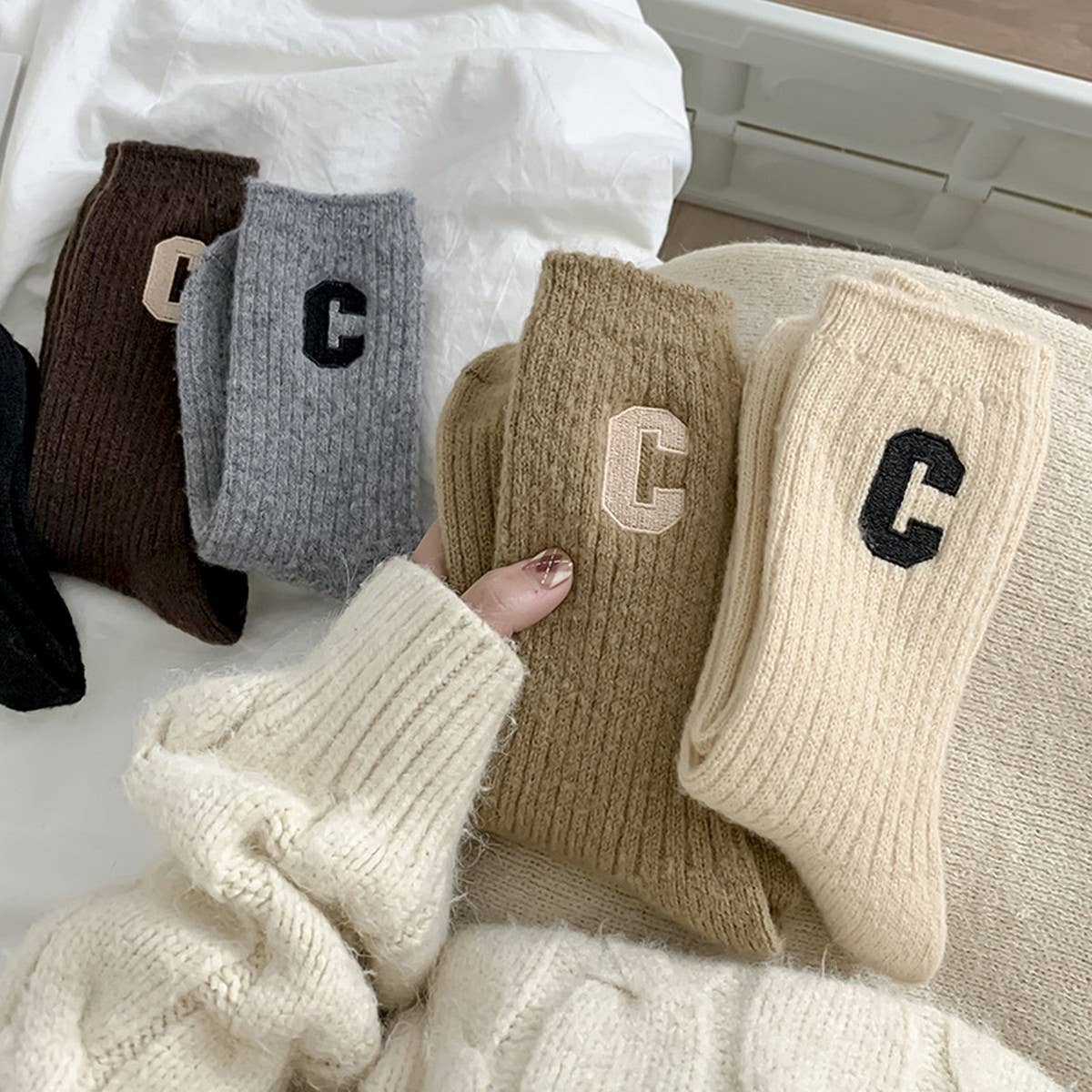 AUTUMN AND WINTER WARM LETTER C MID TUBE SOCKS_CWMS1055