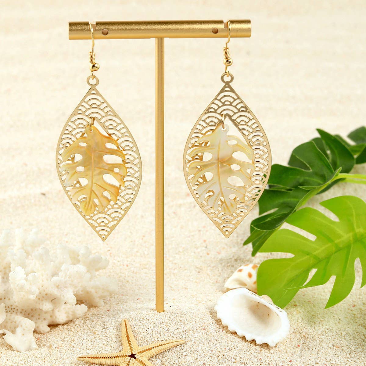 HOLLOW YELLOW SHELL LEAF CARVED EARRINGS_CWMM4366