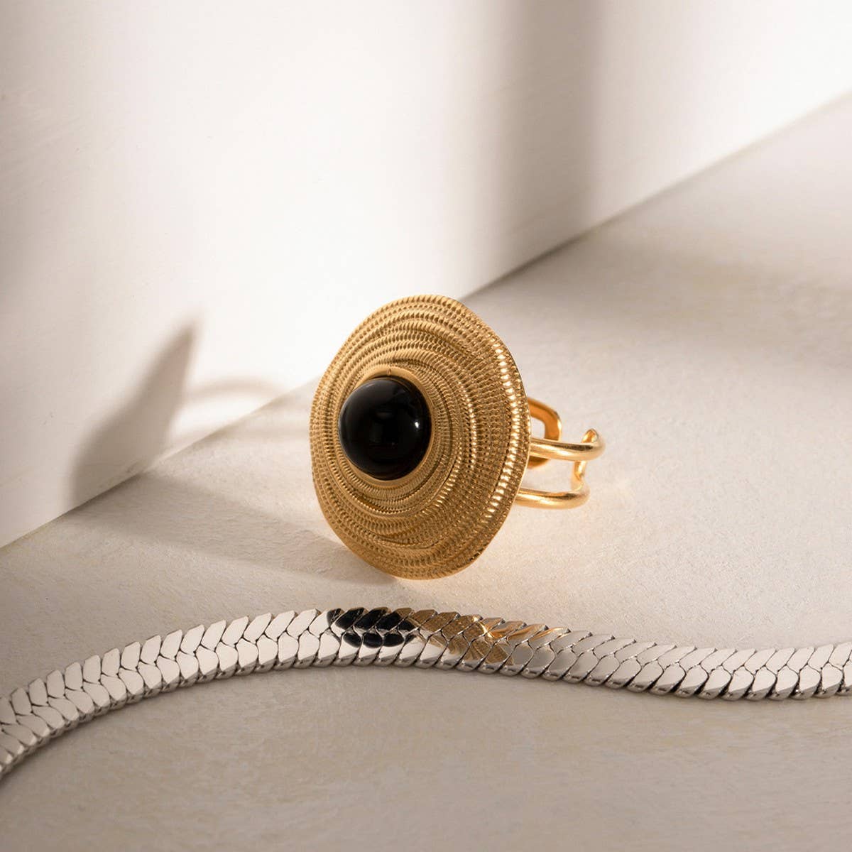 RETRO LIGHT LUXURY TRENDY DEVILS EYE COIL RING_CWAJE1382