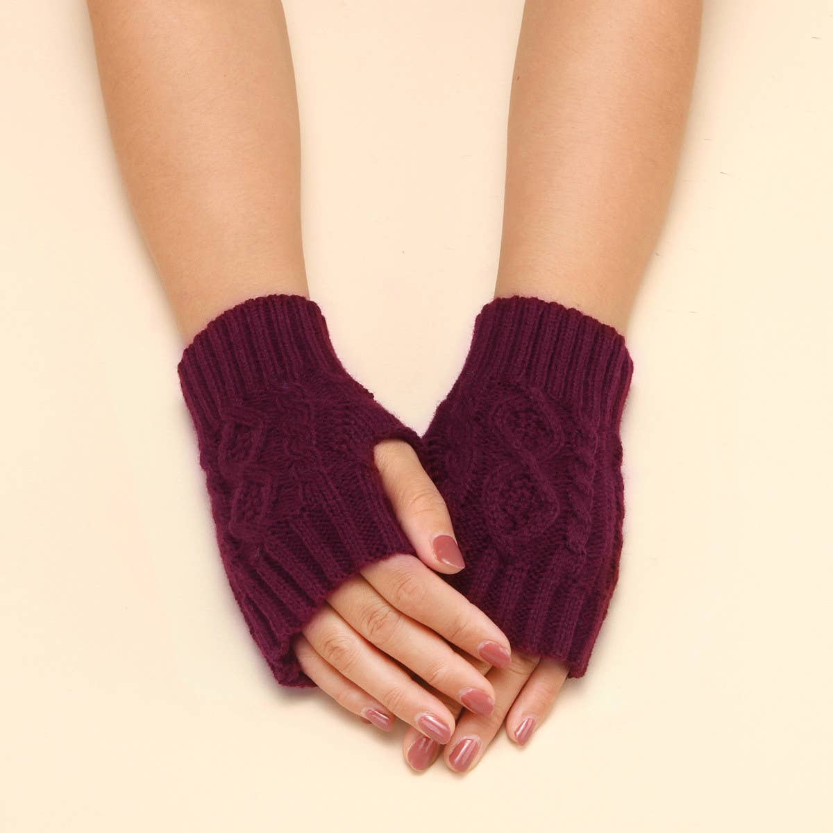 KNITTED DIAMOND SHAPED FINGER HOLE GLOVES_CWAG0088