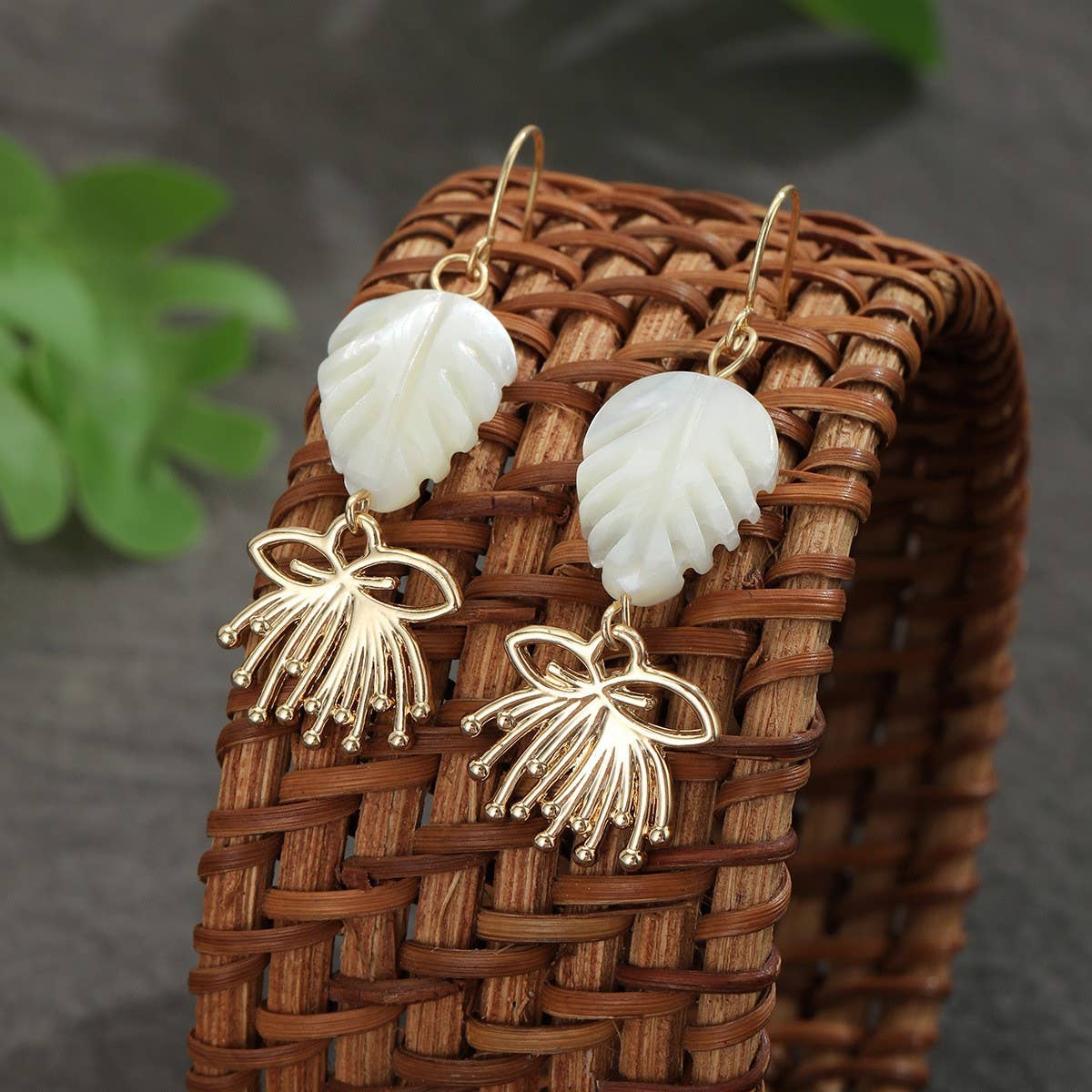 SIMPLE AND STYLISH WHITE SHELL EARRINGS_CWMM4331