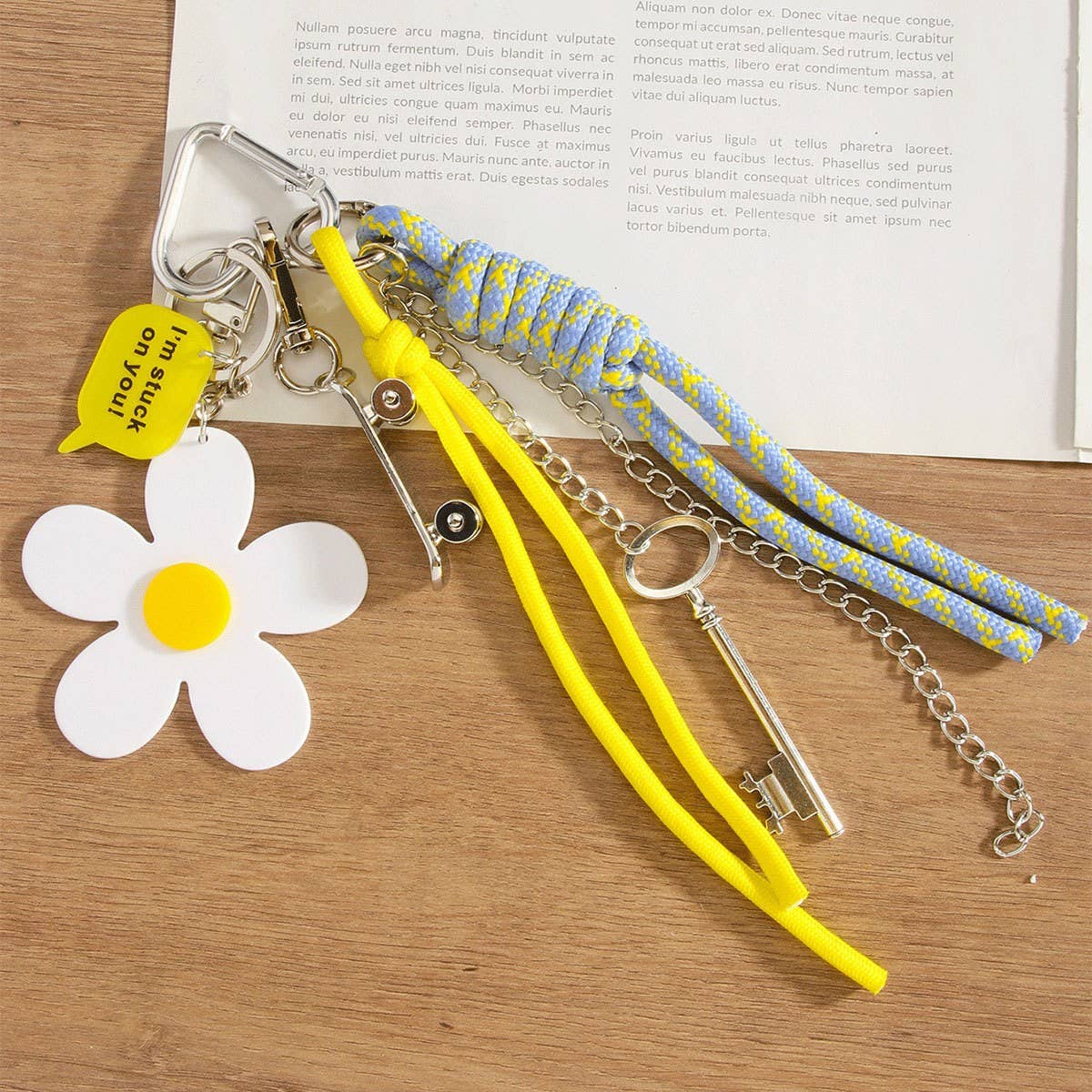 MINI SKATEBOARD KEYCHAIN WITH DAISY LETTER CHARM_CWMM7551