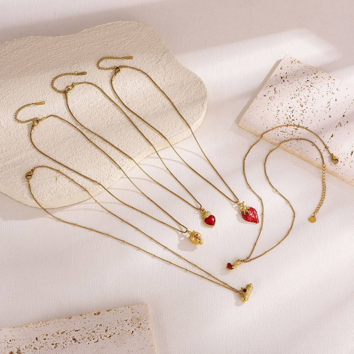 ENAMEL HEART NECKLACE WITH STRAWBERRY CHARM_CWMM8869