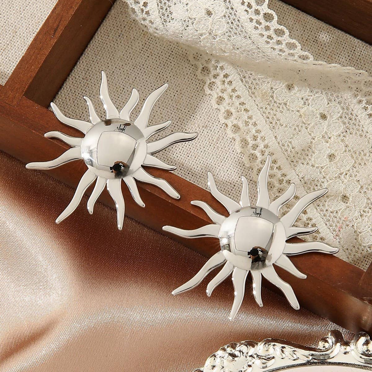 Vintage Metal Sun 18K Gold Stainless Steel Earrings_Cwmm3656