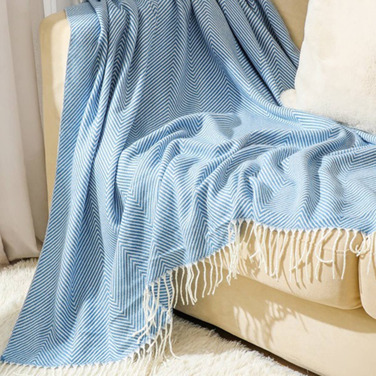 LIGHTWEIGHT COZY WOVEN BLANKET WITH TASSELS_CWMM0196