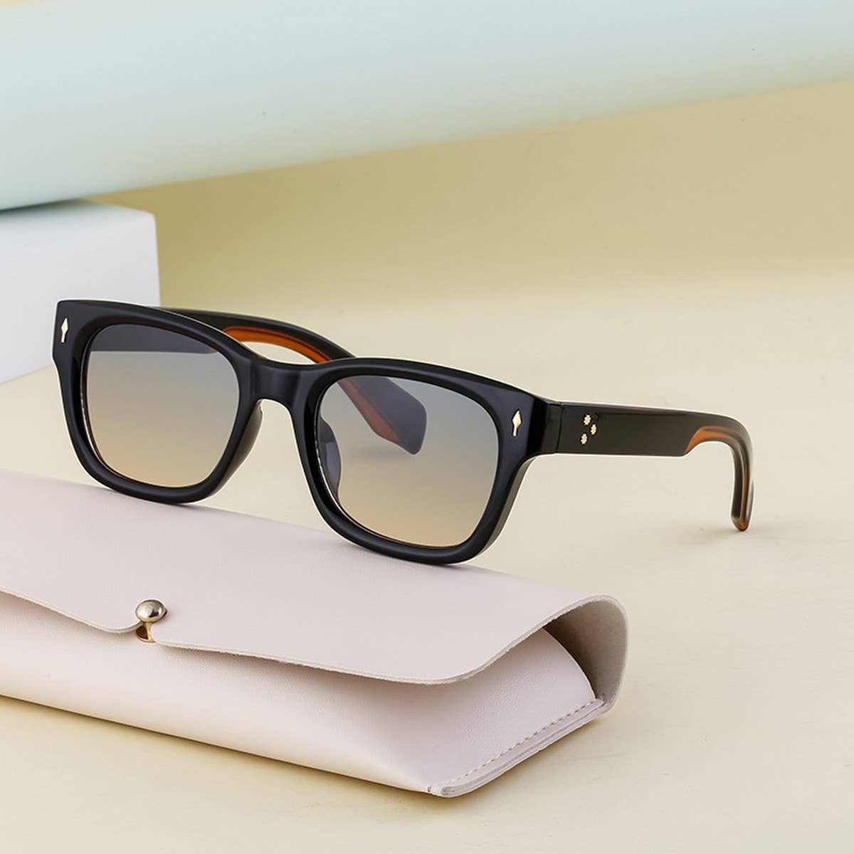 FASHION RETRO SQUARE FRAME SUNGLASSES_CWASG0715