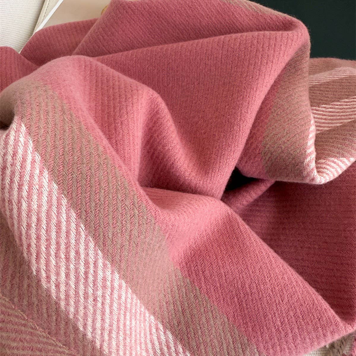 MODERN PLAID FRINGE SCARF WITH LUXE TEXTURE_CWASC2770