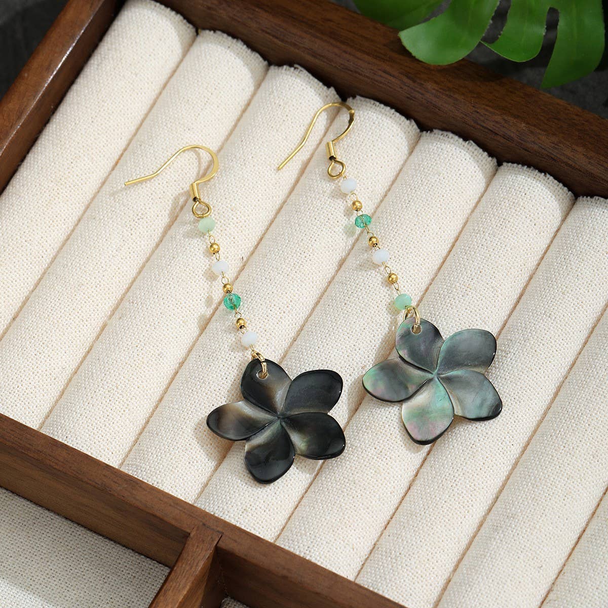 FASHIONABLE TEARDROP SHAPED SHELL METAL EARRINGS_CWMM4338