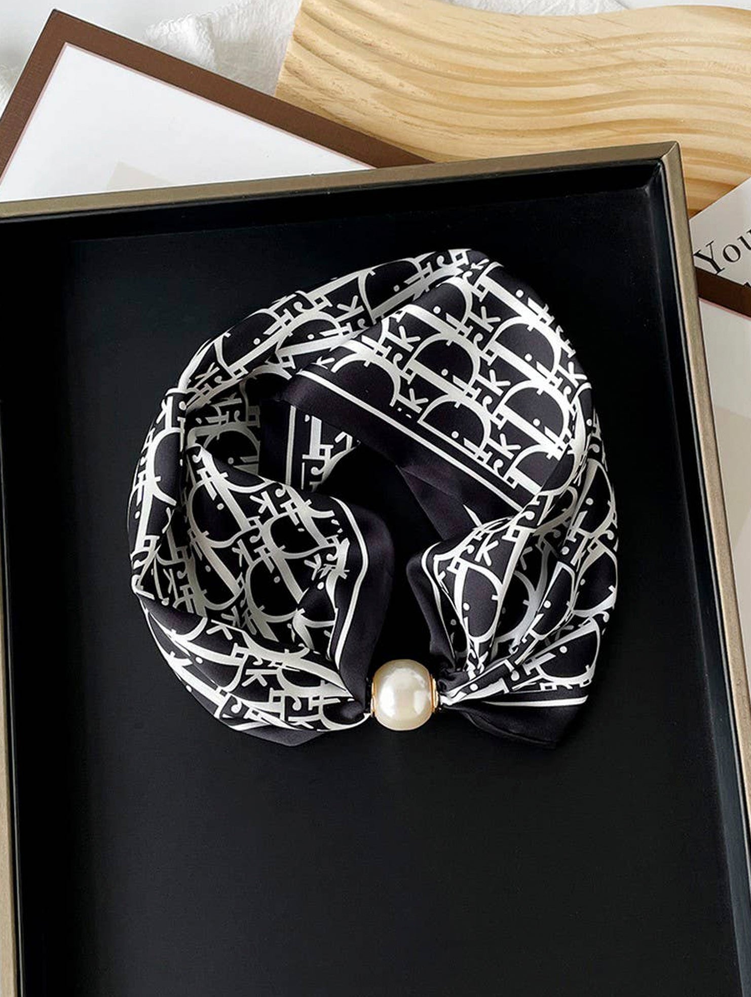 SILKY PRINT SCARF NECKLACE PEARL MAGNETIC CLASP_CWASC0820